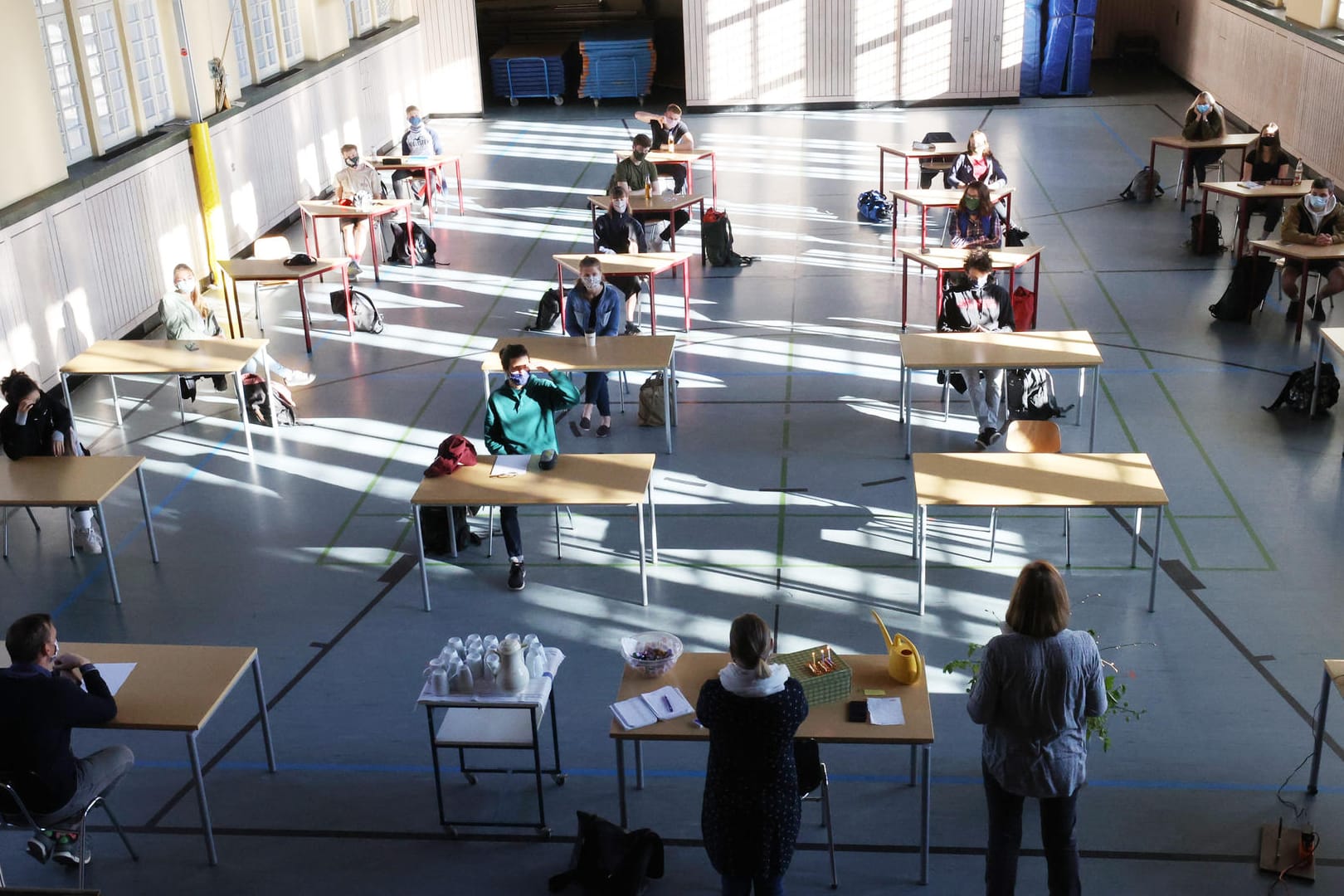 Abiturvorbereitungen in Corona-Zeiten: Schüler mit Mundschutz sitzen in einer zum Schulraum umfunktionierten Turnhalle in Jena.