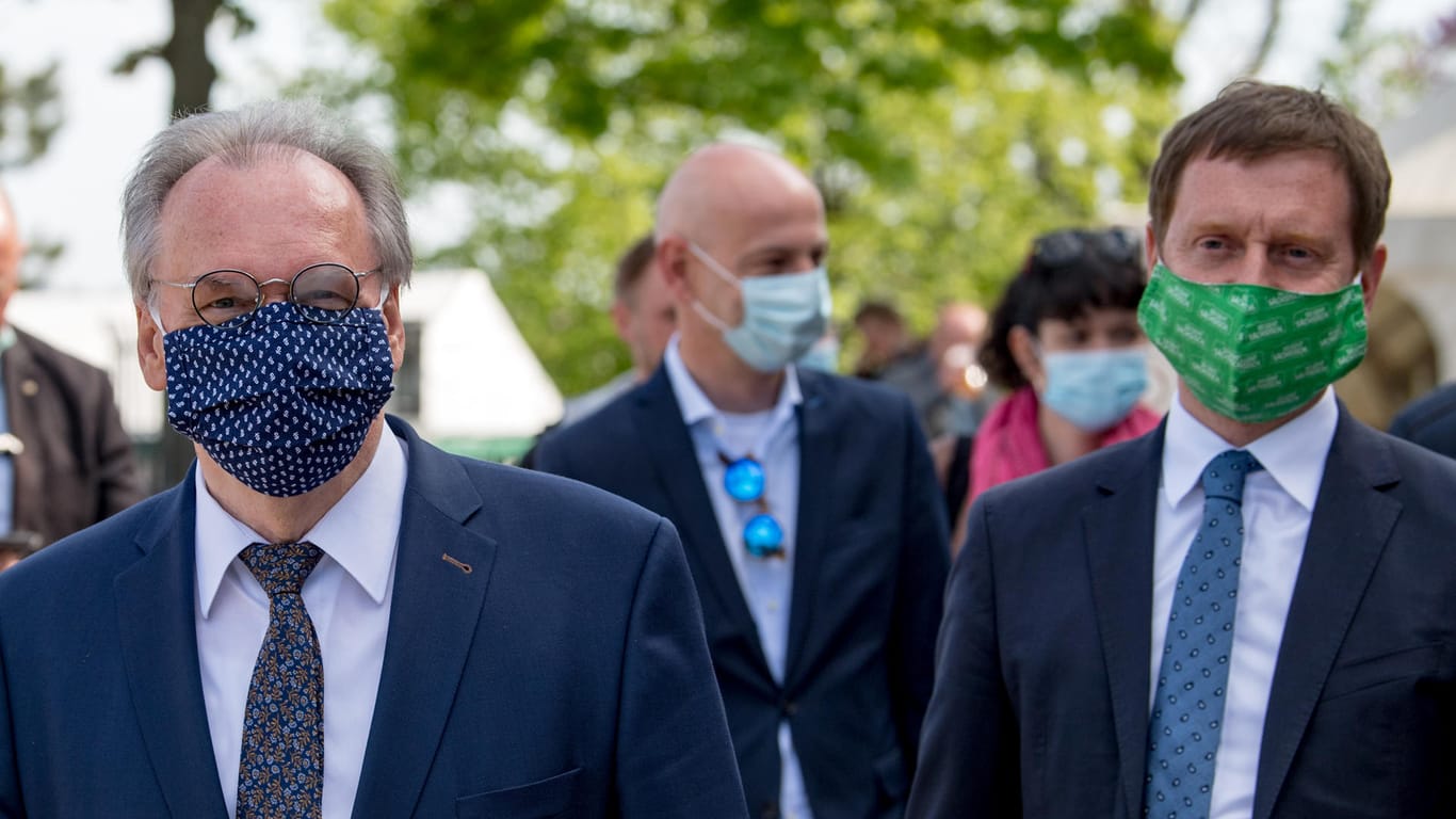 Hinter Masken für Lockerungen: Sachsen-Anhalts Ministerpräsident Reiner Haseloff und sein sächsischer Kollege Michael Kretschmer bei einem Termin im Zoo von Halle.