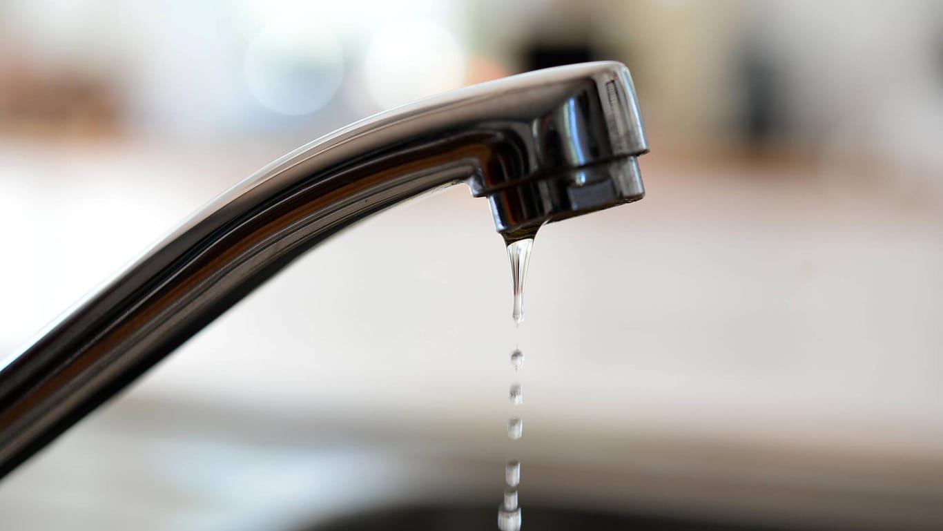 Wasserhahn: Eigentlich ist das Trinken von Leitungswasser unproblematisch. Aktuell sollte jedoch Vorsicht geboten sein.