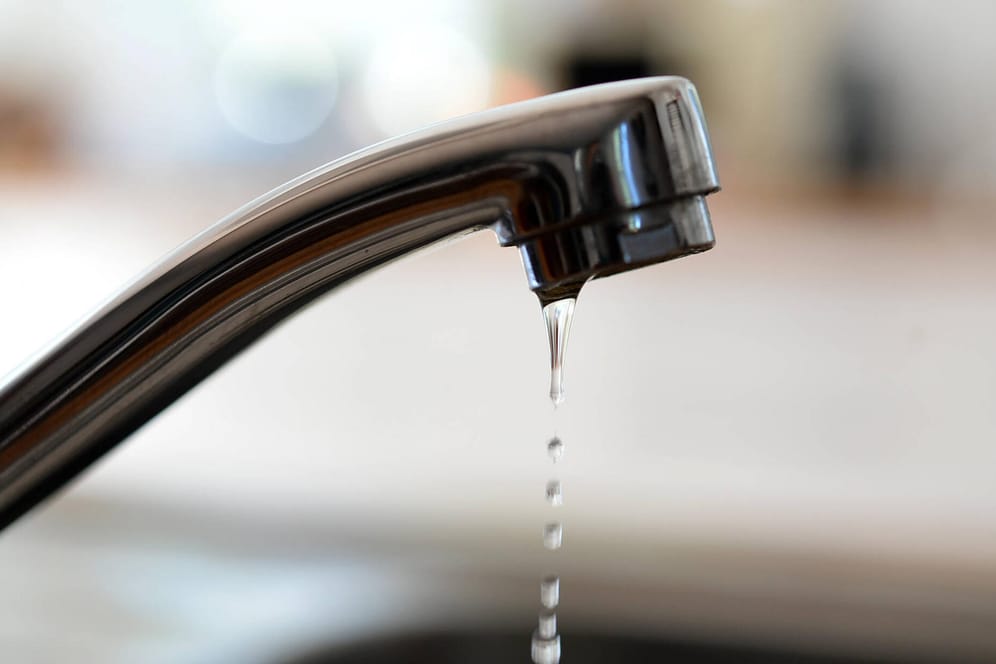 Wasserhahn: Eigentlich ist das Trinken von Leitungswasser unproblematisch. Aktuell sollte jedoch Vorsicht geboten sein.