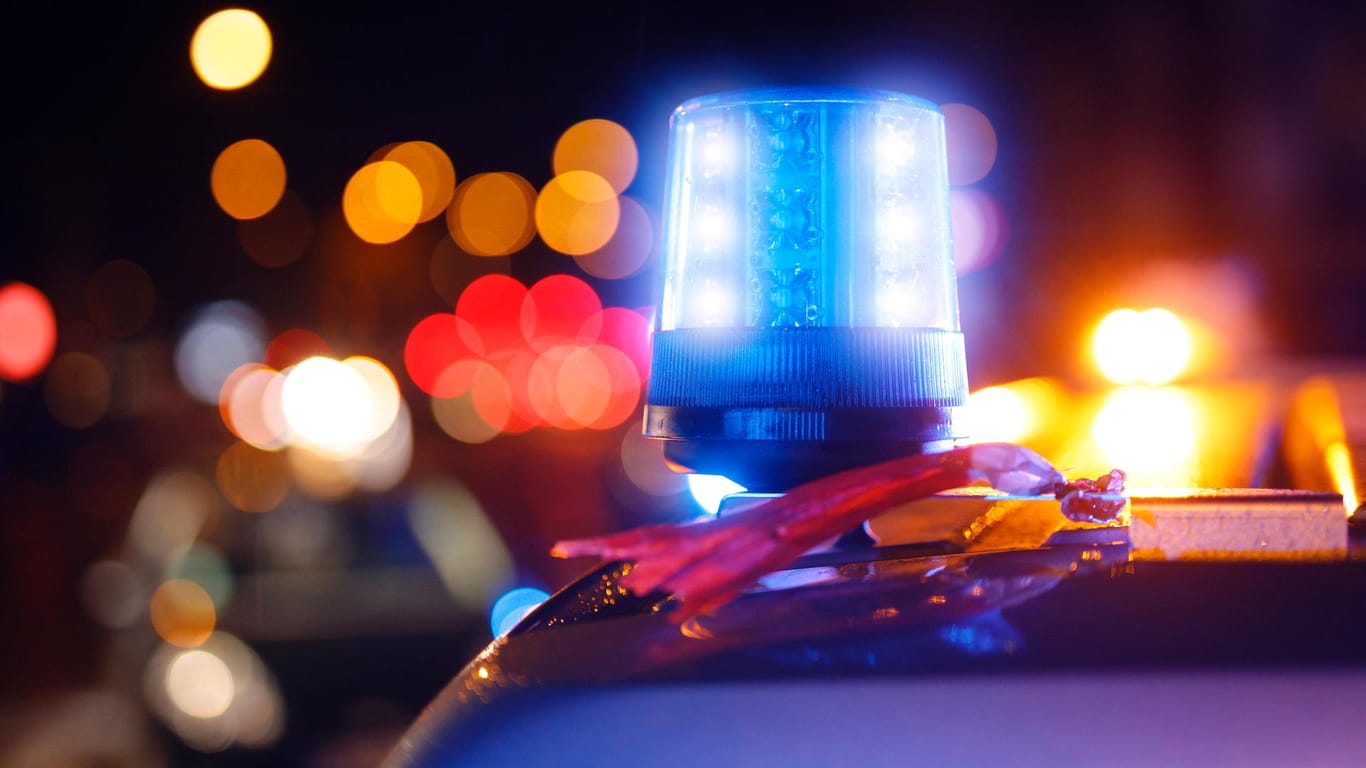 Blaulicht auf Polizeiwagen (Symbolbild): In Erfurt ist ein Streit zwischen einem jungen Paar eskaliert.