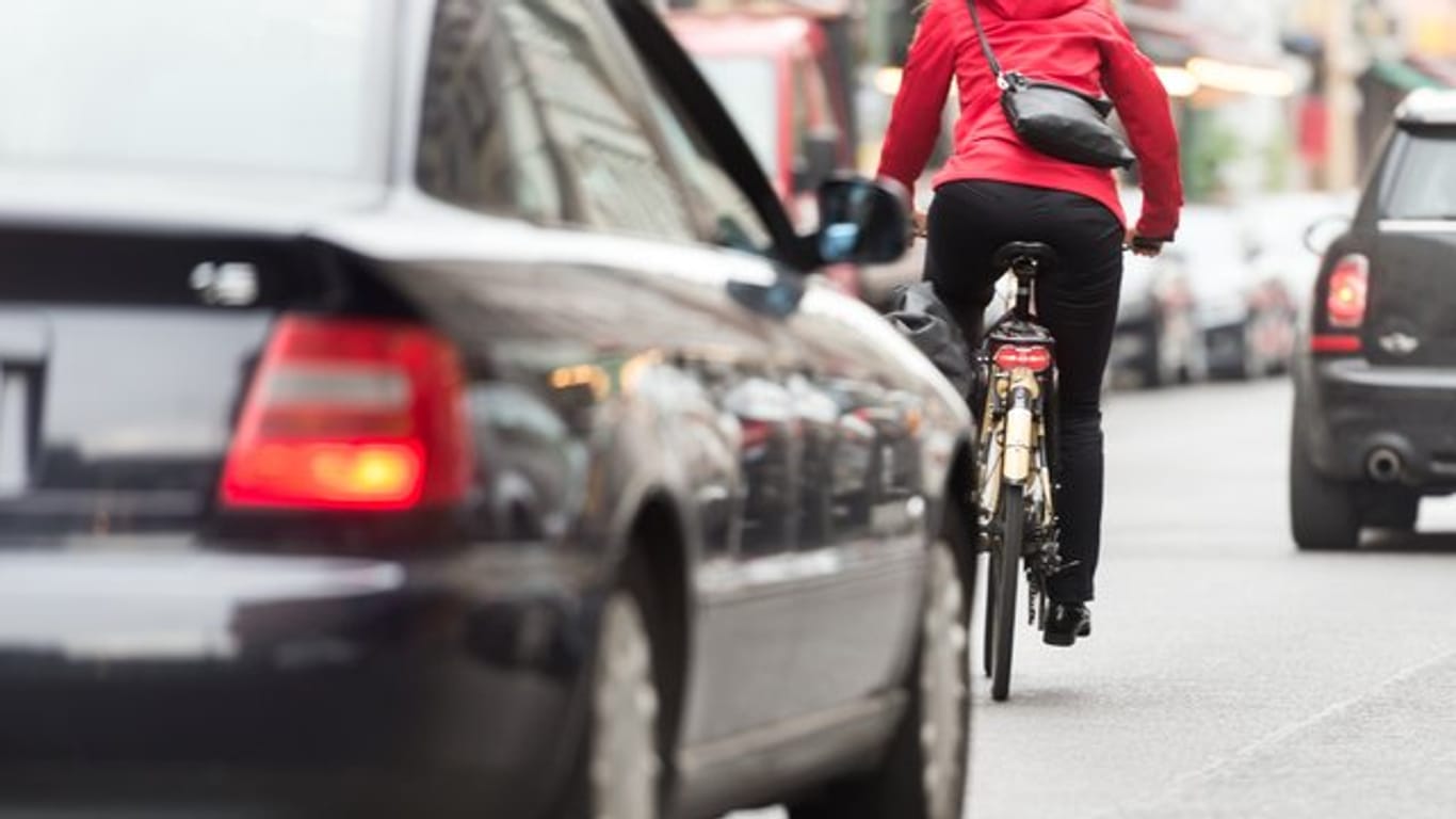 Wenn Autos einen Radfahrer überholen wollen, müssen sie künftig einen festgelegte Sicherheitsabstand einhalten.