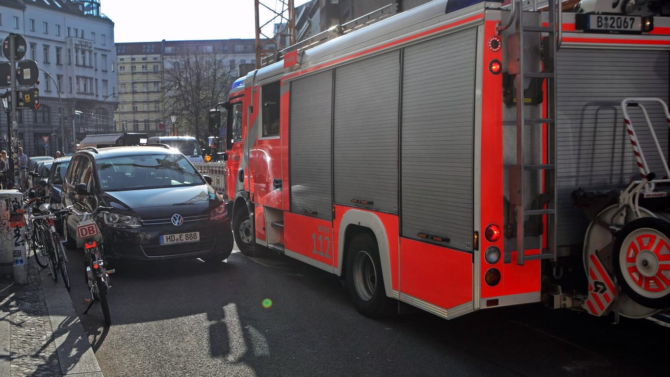 Ein parkendes Fahrzeug blockiert einem Einsatzwagen der Feuerwehr den Rettungsweg (Symbolbild): In Düsseldorf wurde die Feuerwehr durch Falschparker bei einem Einsatz behindert.
