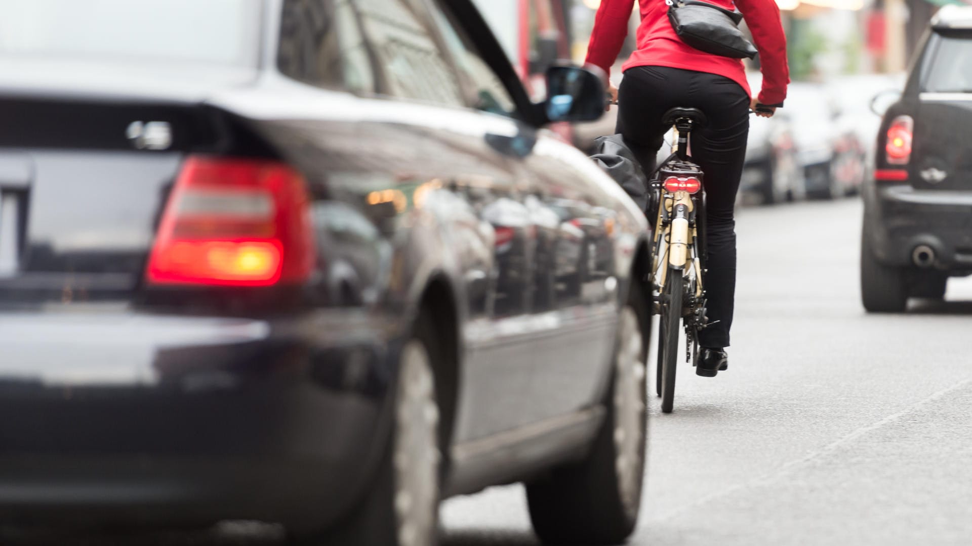 Neue Verkehrsregeln: Wenn Autos einen Radfahrer überholen wollen, müssen sie künftig einen festgelegte Sicherheitsabstand einhalten.