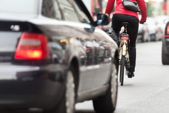 Neue Verkehrsregeln: Wenn Autos einen Radfahrer überholen wollen, müssen sie künftig einen festgelegte Sicherheitsabstand einhalten.