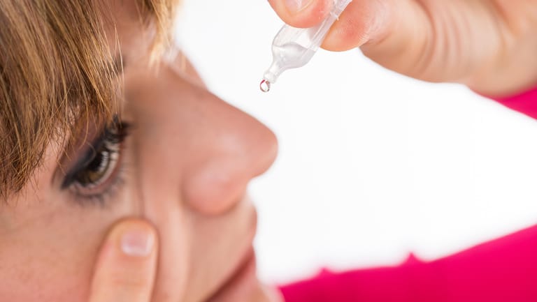 Nicht zu lange aufbewahren: Auch mit Konservierungsmittel sind viele Augentropfen nur sechs bis acht Wochen haltbar.