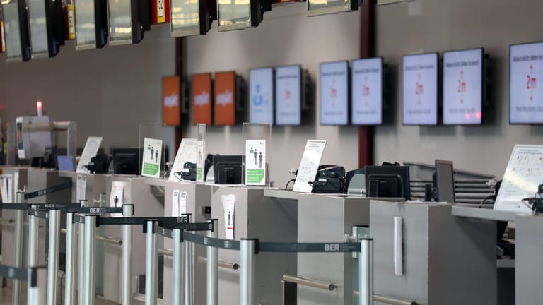 Keine Menschen am Check-in im Terminal des Flughafen Tegel: Laut Branchenverband soll der Flughafen geschlossen werden.