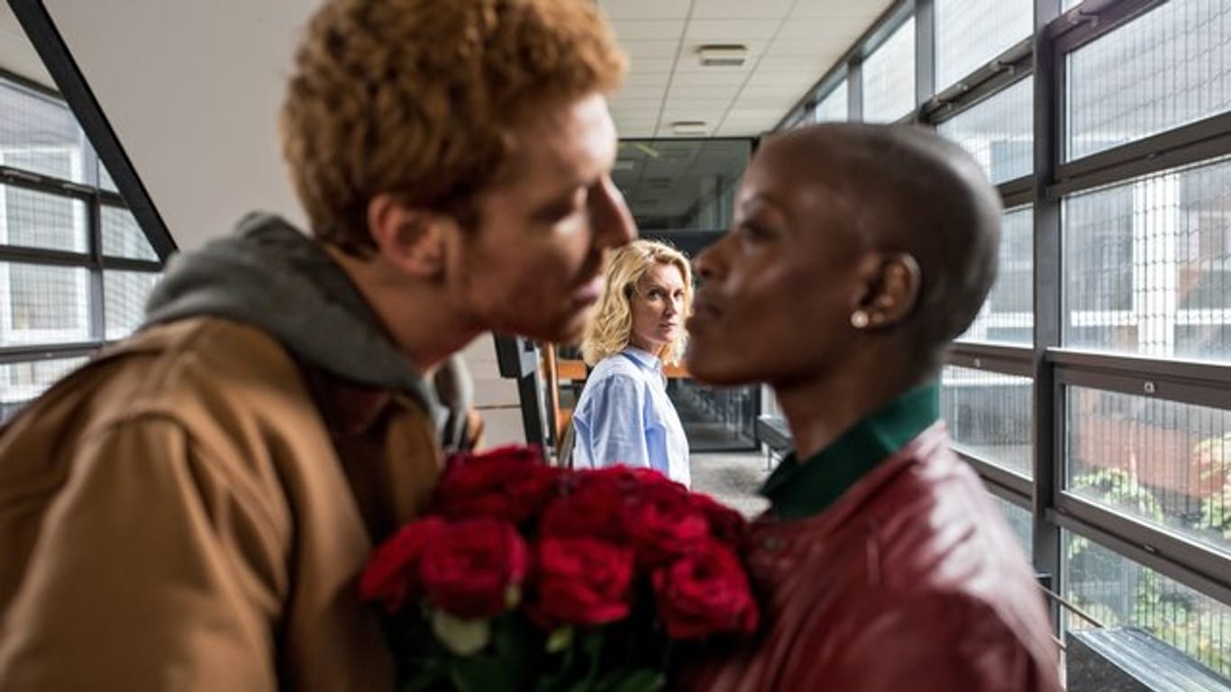 Blumen für Anais (Florence Kasumba,r) zum Hochzeitstag von Nick (Daniel Donskoy) - Charlotte (Maria Furtwängler, hinten) ist eifersüchtig.