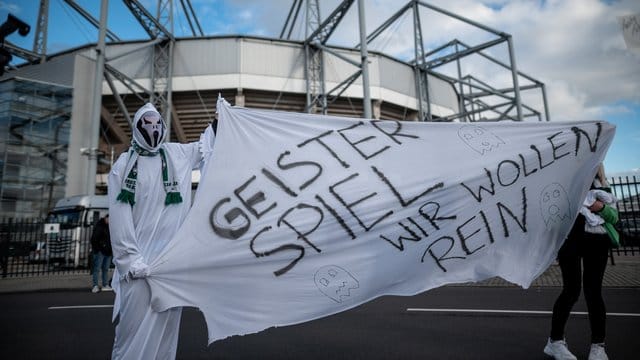 Die Organisation "Unsere Kurve" befürchtet keinen Fan-Aufstand vor Stadien, wenn in der Bundesliga der Ball wieder rollen sollte. Die Organisation "Unsere Kurve" befürchtet keinen Fan-Aufstand vor Stadien, wenn in der Bundesliga der Ball wieder rollen sollte.