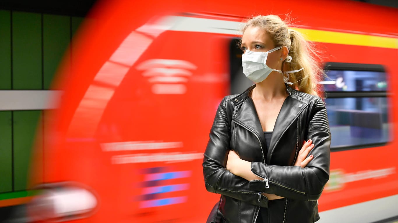 Eine Frau mit Mundschutzmaske nutzt den ÖPNV. Mittlerweile herrscht in ganz Deutschland Mundschutzpflicht im Nahverkehr.
