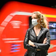 Eine Frau mit Mundschutzmaske nutzt den ÖPNV. Mittlerweile herrscht in ganz Deutschland Mundschutzpflicht im Nahverkehr.