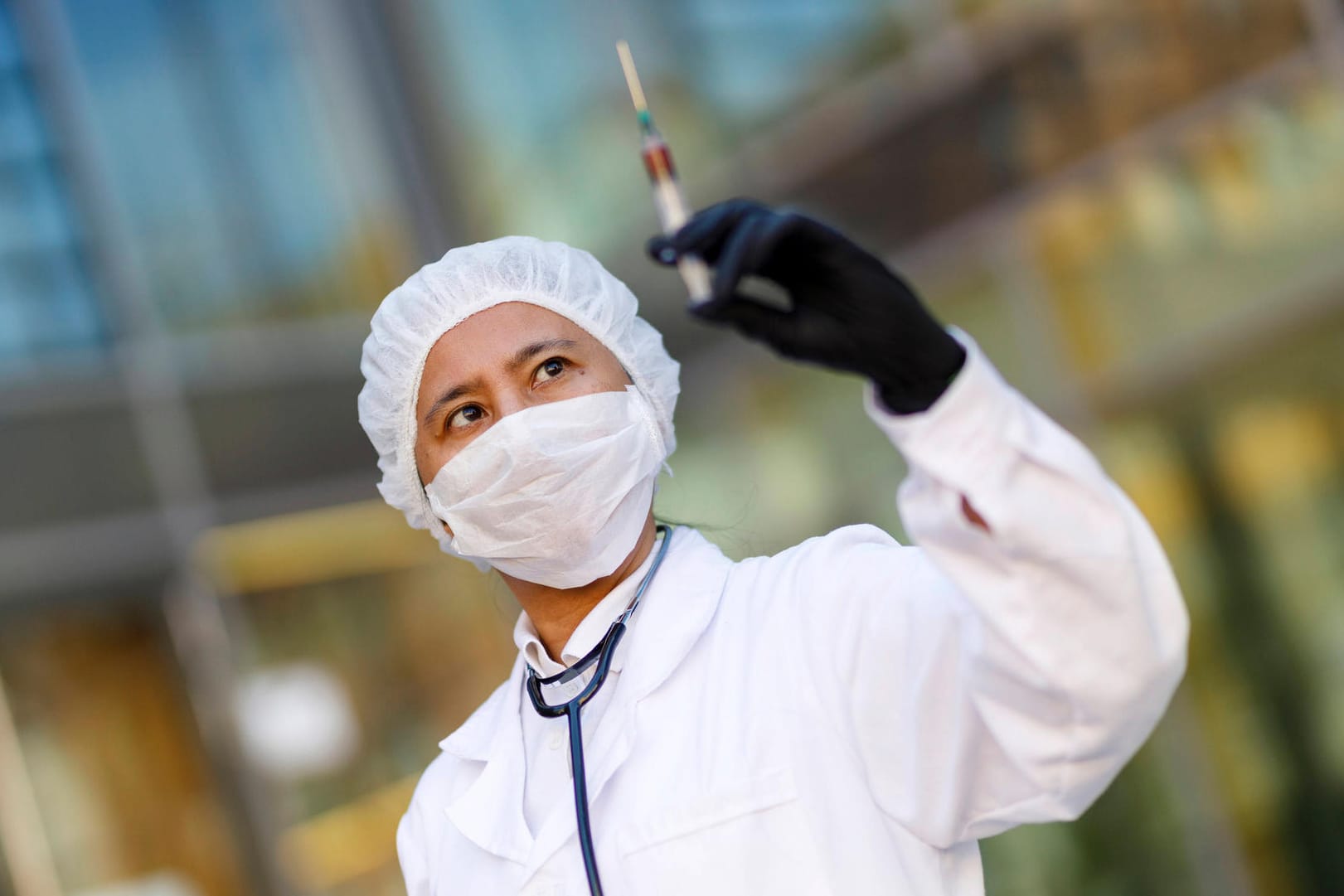 Eine Virologin mit einer Spritze: Weltweit forschen Mediziner an der Entwicklung eines Impfstoffs gegen das Coronavirus – doch noch gibt es keinen Wirkstoff. (Symbolbild)