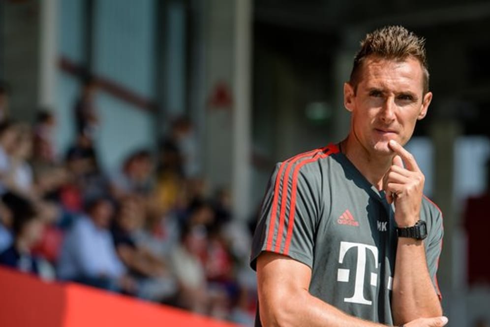 Kurz bei der Beförderung beim FC Bayern: U17-Coach Miroslav Klose.