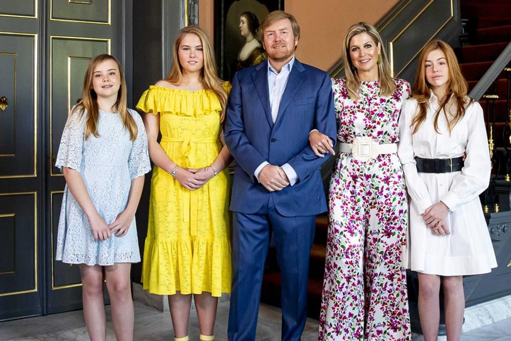König Willem-Alexander mit seinen Töchtern und seiner Ehefrau: Die niederländischen Royals feiern den Königstag in diesem Jahr aufgrund der Corona-Krise in den eigenen vier Wänden.