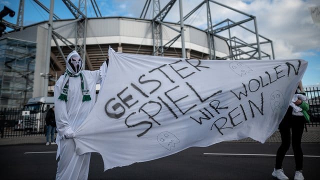 Ausgesperrt: Gladbach-Fans bekunden ihren Unmut über das Geisterspiel gegen Köln. Ausgesperrt: Gladbach-Fans bekunden ihren Unmut über das Geisterspiel gegen Köln.