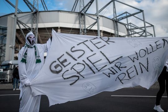 Ausgesperrt: Gladbach-Fans bekunden ihren Unmut über das Geisterspiel gegen Köln.