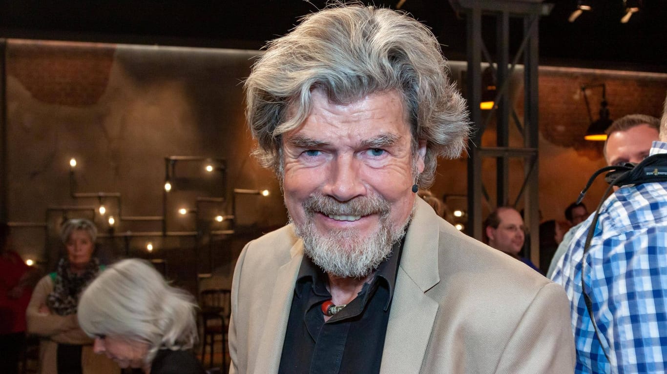 Reinhold Messner, der bekannteste Bergsteiger der Welt, schwebt mit seiner 35 Jahre jüngeren Freundin auf Wolke Sieben.