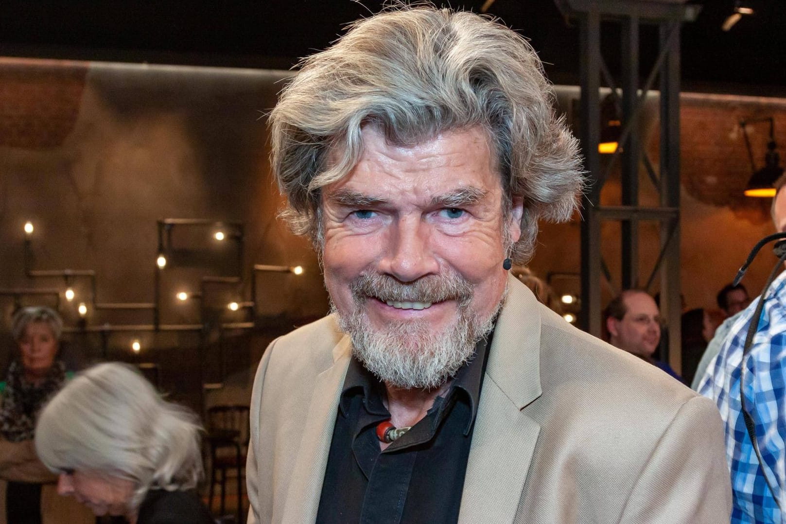 Reinhold Messner, der bekannteste Bergsteiger der Welt, schwebt mit seiner 35 Jahre jüngeren Freundin auf Wolke Sieben.