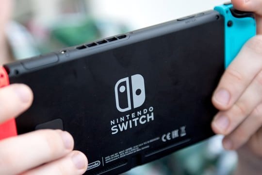Eine Nintendo Switch: Angreifer haben auf Tausende Nintendo-Accounts zugegriffen.