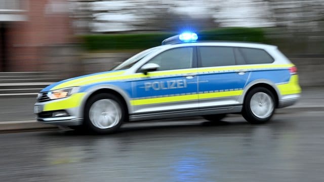 Ein Streifenwagen mit eingeschaltetem Blaulicht (Symbolbild): In Bielefeld ist ein Streit unter Jugendlichen eskaliert.