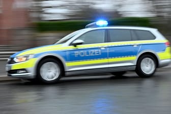 Ein Streifenwagen mit eingeschaltetem Blaulicht (Symbolbild): In Bielefeld ist ein Streit unter Jugendlichen eskaliert.