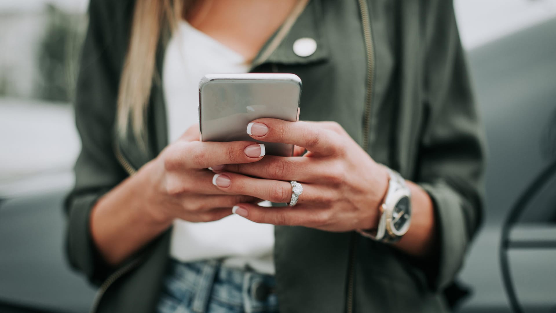 Eine Frau mit Smartphone (Symbolbild): Die Telekom und Kaufland starten einen neuen Mobilfunktarif. Eine Frau mit Smartphone (Symbolbild): Die Telekom und Kaufland starten einen neuen Mobilfunktarif.