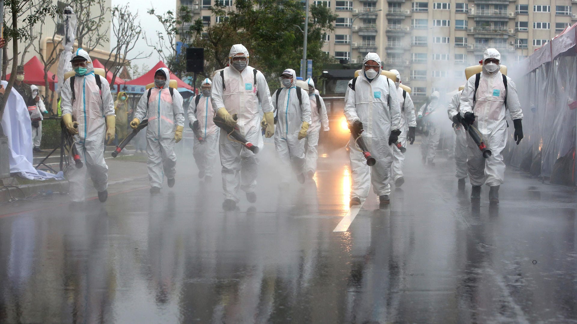 Soldaten der taiwanesischen Armee tragen Schutzanzüge und sprühen Desinfektionsmittel auf eine Straße: Taiwan reagierte umgehend auf den Ausbruch des Virus. (Archivbild) Soldaten der taiwanesischen Armee tragen Schutzanzüge und sprühen Desinfektionsmittel auf eine Straße: Taiwan reagierte umgehend auf den Ausbruch des Virus. (Archivbild)