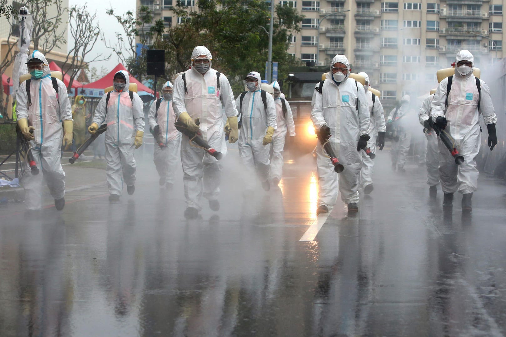 Soldaten der taiwanesischen Armee tragen Schutzanzüge und sprühen Desinfektionsmittel auf eine Straße: Taiwan reagierte umgehend auf den Ausbruch des Virus. (Archivbild)