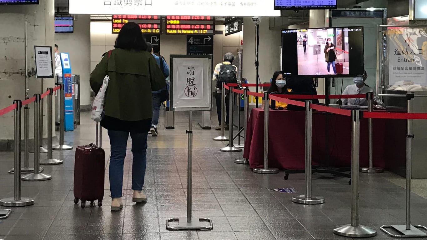 Passagiere gehen am Hauptbahnhof in Taipeh: Am Bahnhof sind Infarotkameras installiert, die die Körpertemperatur messen.