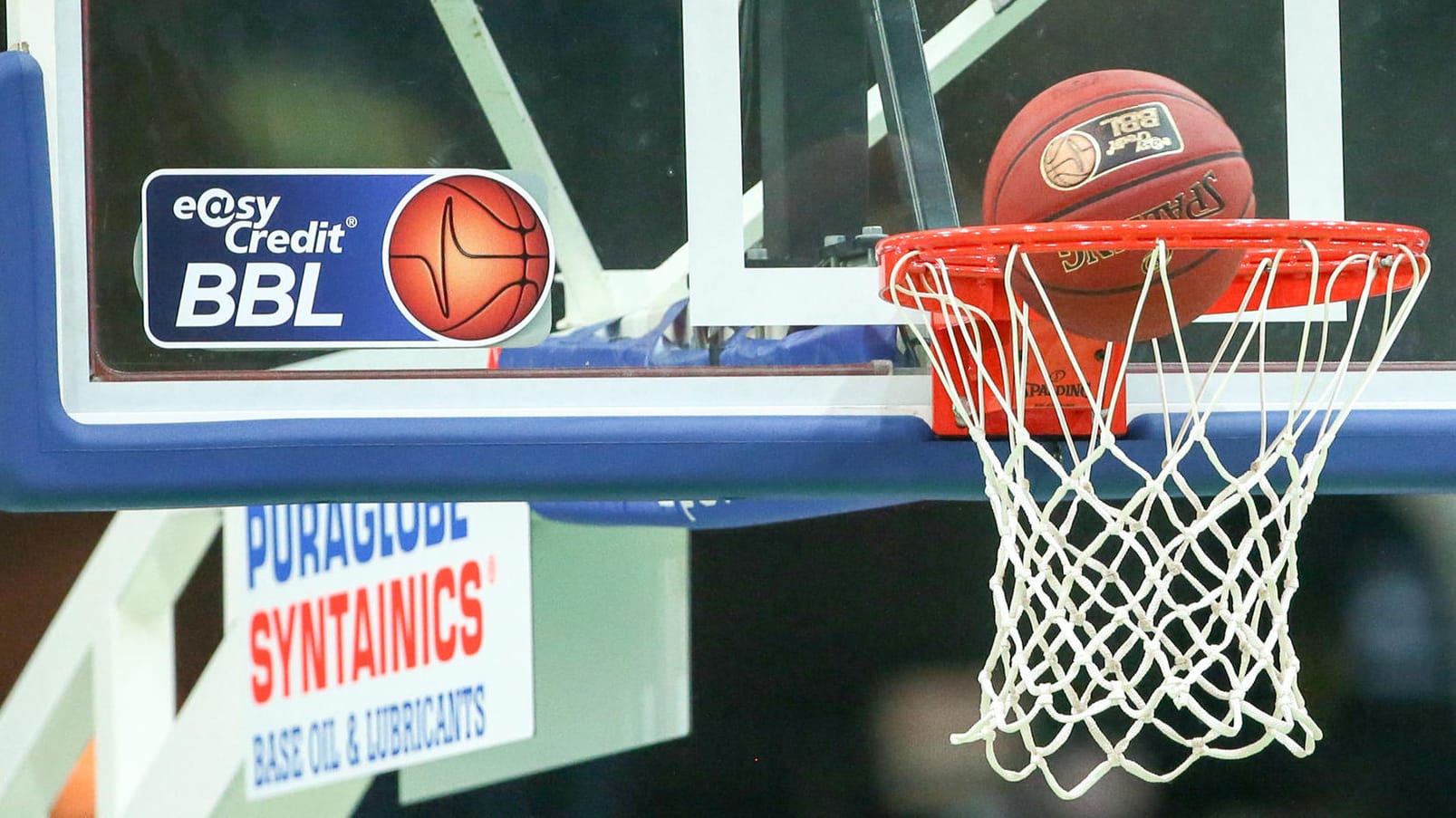 Geht weiter: Der Spielball der BBL soll auch in dieser Saison noch durch das Netz fallen. Geht weiter: Der Spielball der BBL soll auch in dieser Saison noch durch das Netz fallen.