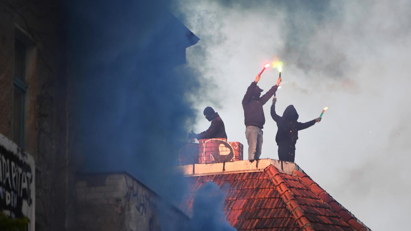 Unterstützer der linksradikalen "Revolutionären 1. Mai-Demonstration" mit Pyrotechnik auf einem Dach: Auch für dieses Jahr sind Protestaktionen angekündigt worden.