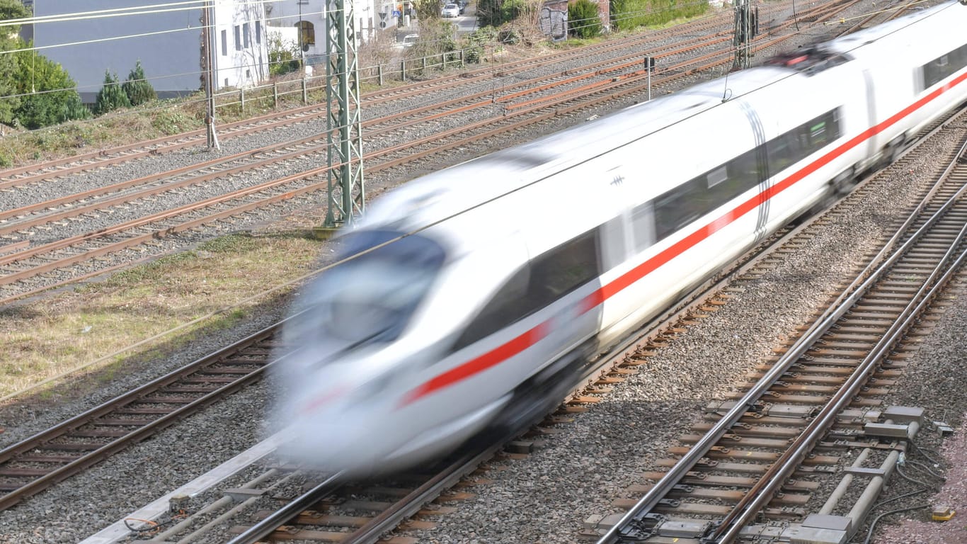 Ein ICE-Zug auf Gleisen: Glücklicherweise kamen die Bahnen bei den Vorfällen nicht von den Gleisen ab. (Symbolbild)