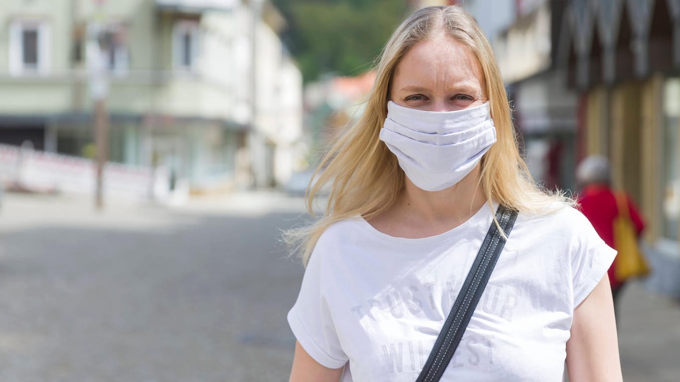Eine junge Frau mit Mund-und-Nasen-Maske: In Berlin gilt bisher nur eine Maskenpflicht im ÖPNV.