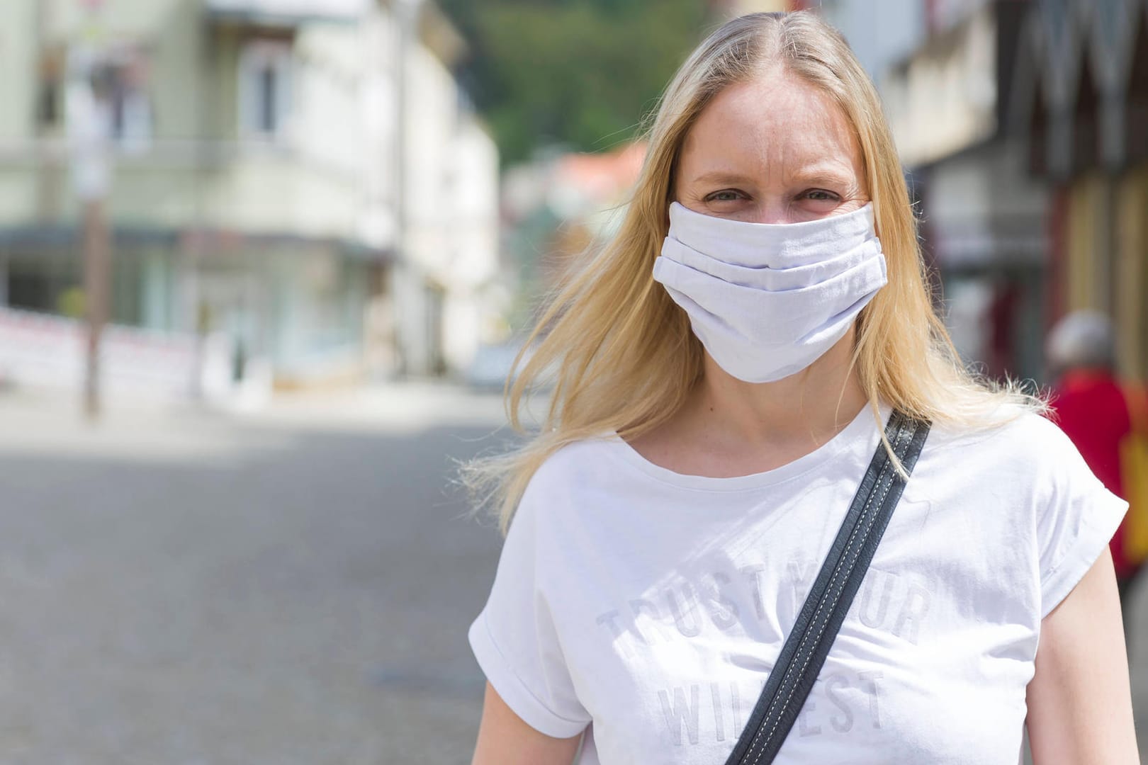 Eine junge Frau mit Mund-und-Nasen-Maske: In Berlin gilt bisher nur eine Maskenpflicht im ÖPNV.