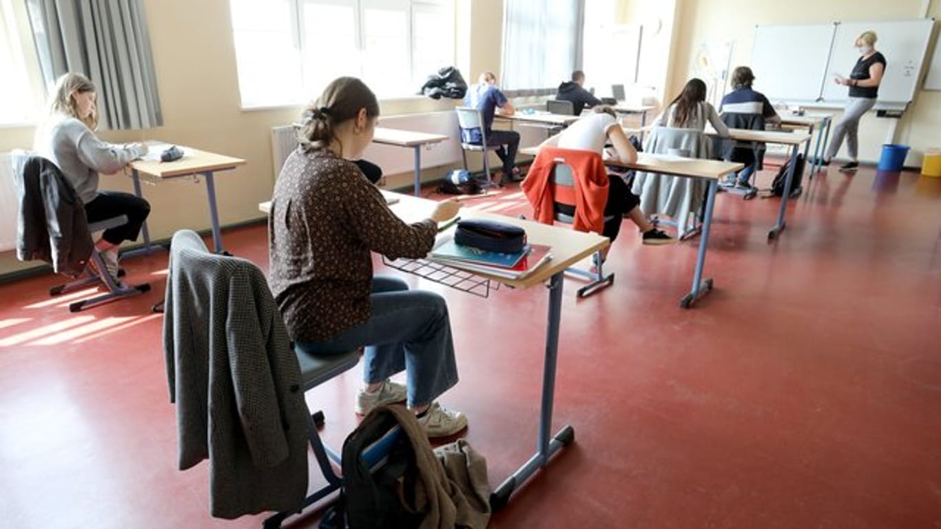Nach sechswöchiger Schulschließung sind Rostock erstmals wieder Schüler in ihre Schulen zurückgekehrt.