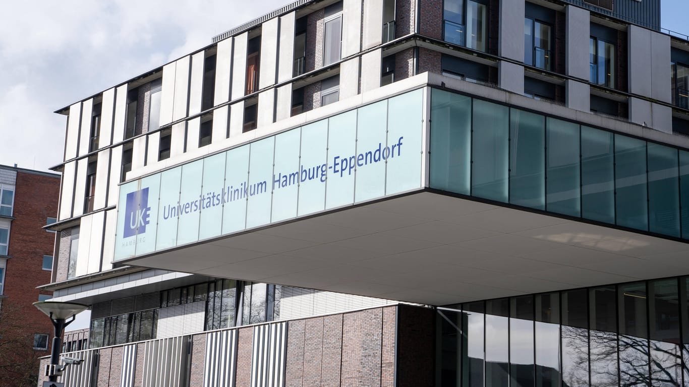 Universitätsklinikum Hamburg-Eppendorf: Die Staatsanwaltschaft ermittelt gegen Verantwortliche und eine Reinigungskraft.