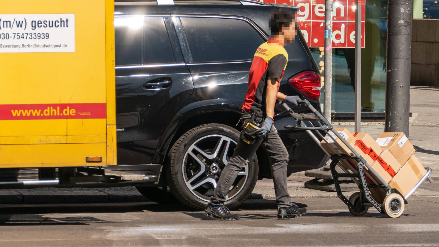 Paketbote in Berlin: Zum 1. Mai werden Pakete wieder günstiger. Paketbote in Berlin: Zum 1. Mai werden Pakete wieder günstiger.