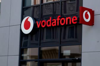 Eine Vodafone-Filiale (Symbolfoto): Bei dem Netzanbieter hat es am Dienstagabend eine Störung gegeben.