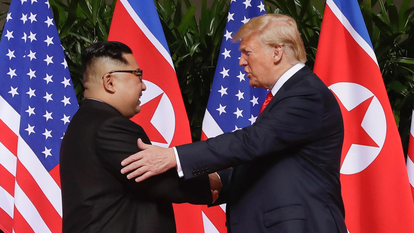 Trump mit Kim Jong Un (Archivbild): US-Präsident Donald Trump hofft nach eigenen Angaben, dass es dem nordkoreanischen Machthaber Kim Jong Un gut gehe.