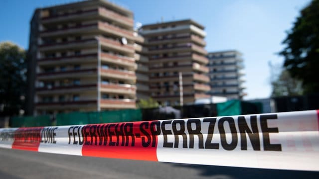 Zwei Familien haben trotz Corona-Infektionen ihre Quarantäne in dem Komplex verlassen.