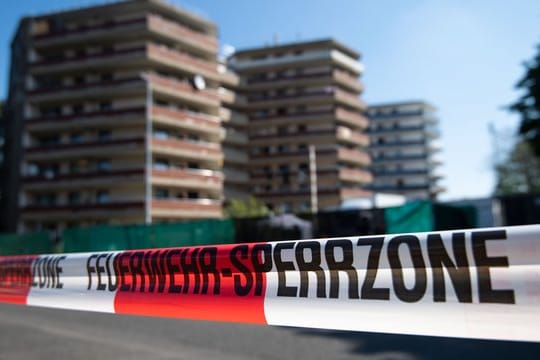 Zwei Familien haben trotz Corona-Infektionen ihre Quarantäne in dem Komplex verlassen.