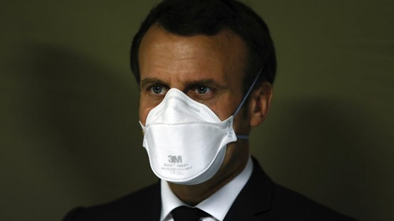 Emmanuel Macron, Präsident von Frankreich, trägt einen Mundschutz des Herstellers 3M während eines Besuches in einem Armeekrankenhaus.