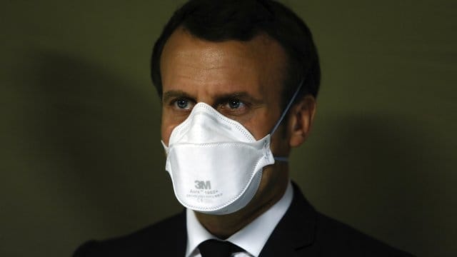 Emmanuel Macron, Präsident von Frankreich, trägt einen Mundschutz des Herstellers 3M während eines Besuches in einem Armeekrankenhaus. Emmanuel Macron, Präsident von Frankreich, trägt einen Mundschutz des Herstellers 3M während eines Besuches in einem Armeekrankenhaus.