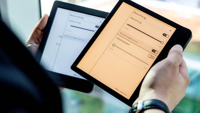 Gut zu halten und mit einstellbarer Farbtemperatur: Der Testsieger Tolino Epos 2 (rechts im Bild) für rund 300 Euro. Gut zu halten und mit einstellbarer Farbtemperatur: Der Testsieger Tolino Epos 2 (rechts im Bild) für rund 300 Euro.
