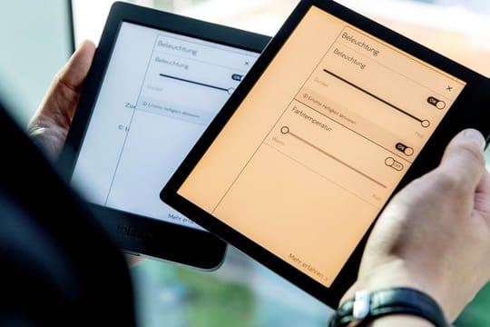 Gut zu halten und mit einstellbarer Farbtemperatur: Der Testsieger Tolino Epos 2 (rechts im Bild) für rund 300 Euro.