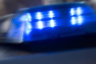 Das Blaulicht eines Einsatzfahrzeugs: In Hamm ist es bei einem illegalen Autorennen zu einem schweren Unfall gekommen. (Symbolfoto)