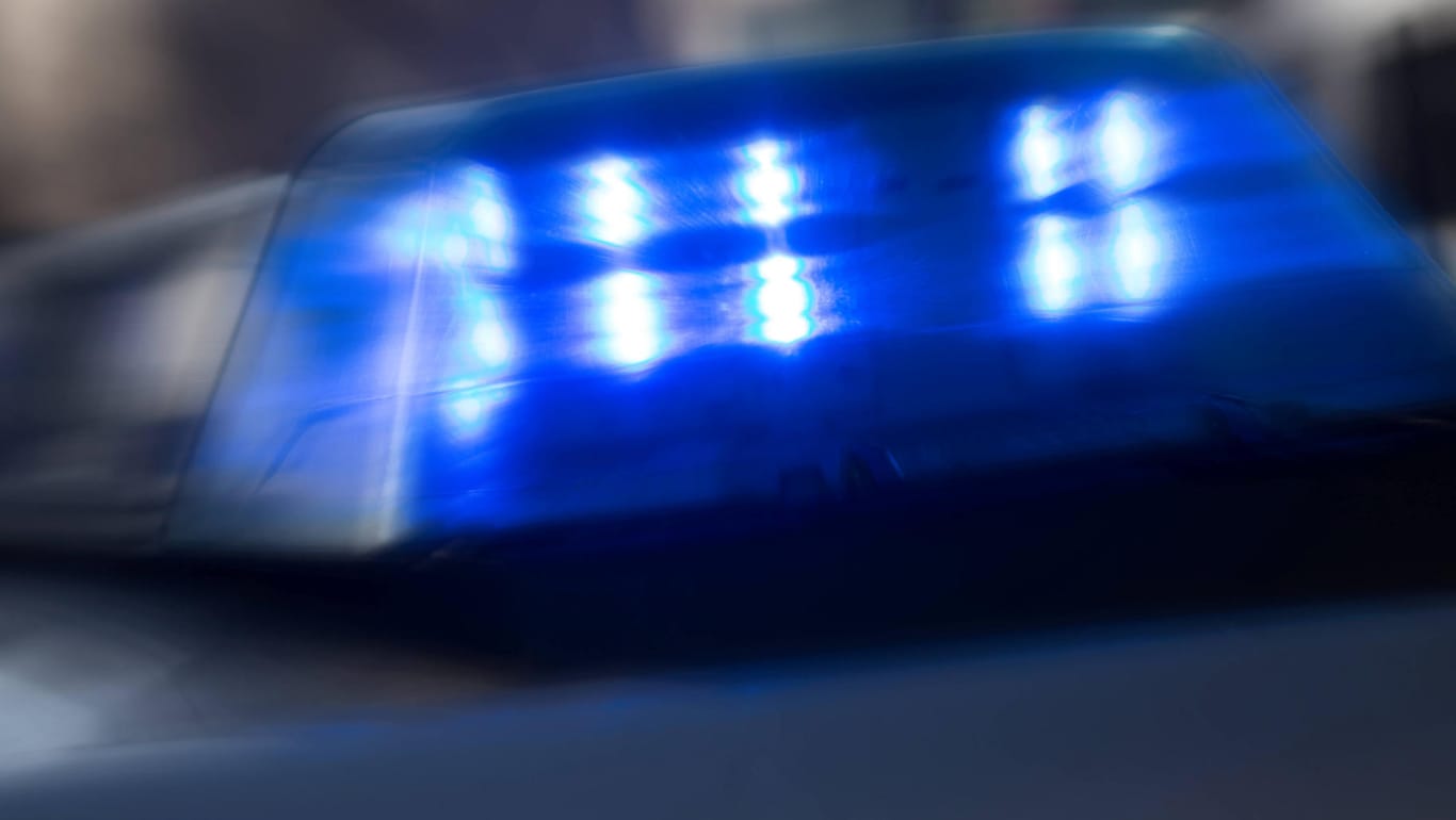 Das Blaulicht eines Einsatzfahrzeugs: In Hamm ist es bei einem illegalen Autorennen zu einem schweren Unfall gekommen. (Symbolfoto)