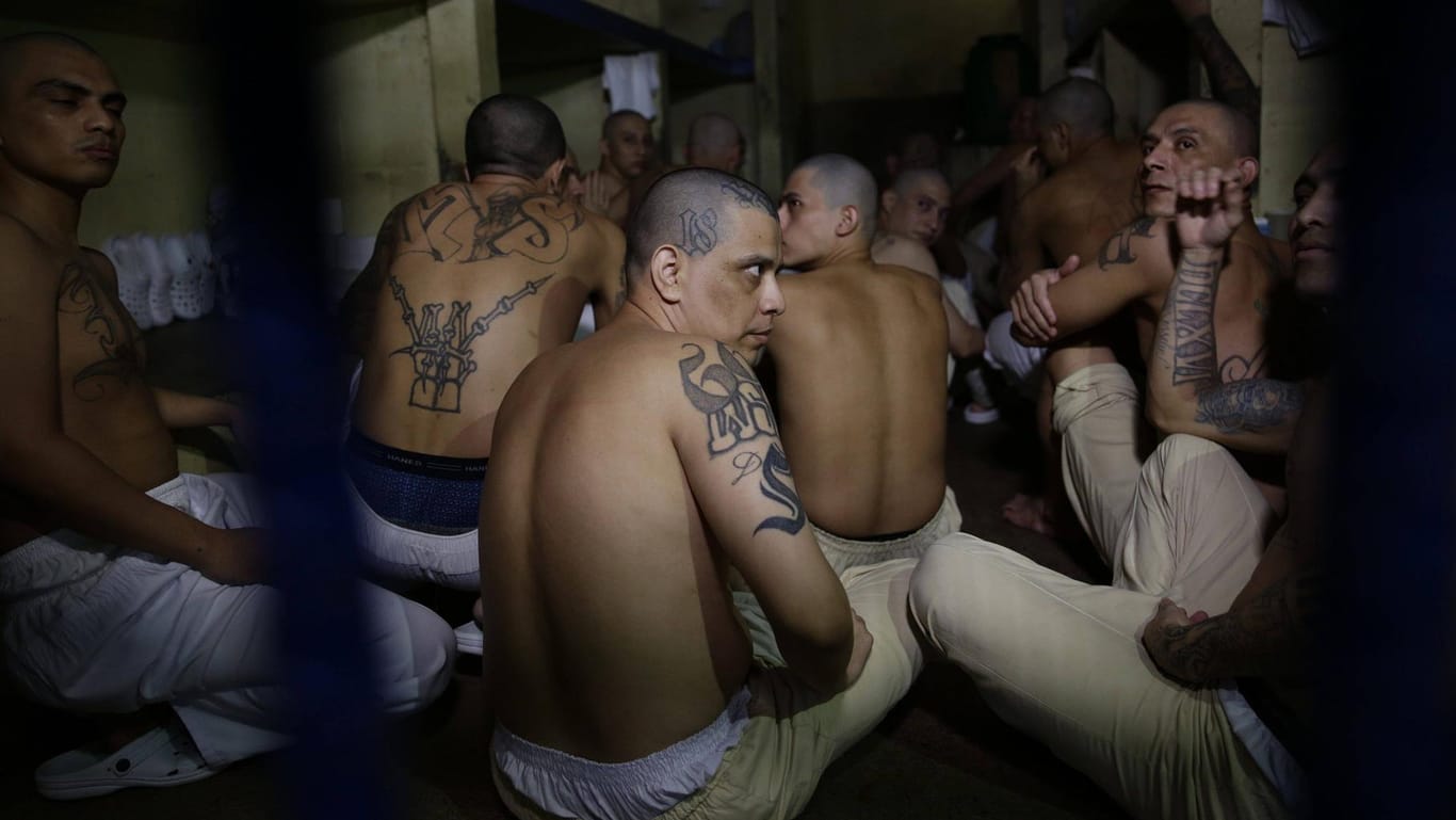 El Salvadors Gefängnisse sind voll: Viele Inhaftierte sind Gangmitglieder.