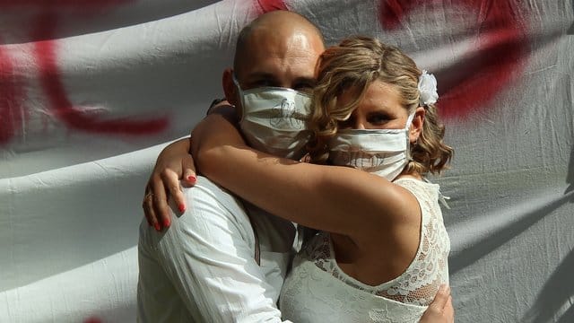 Nur fürs Foto mit Maske: Marlena und Sebastian Sternberg haben Ja gesagt.