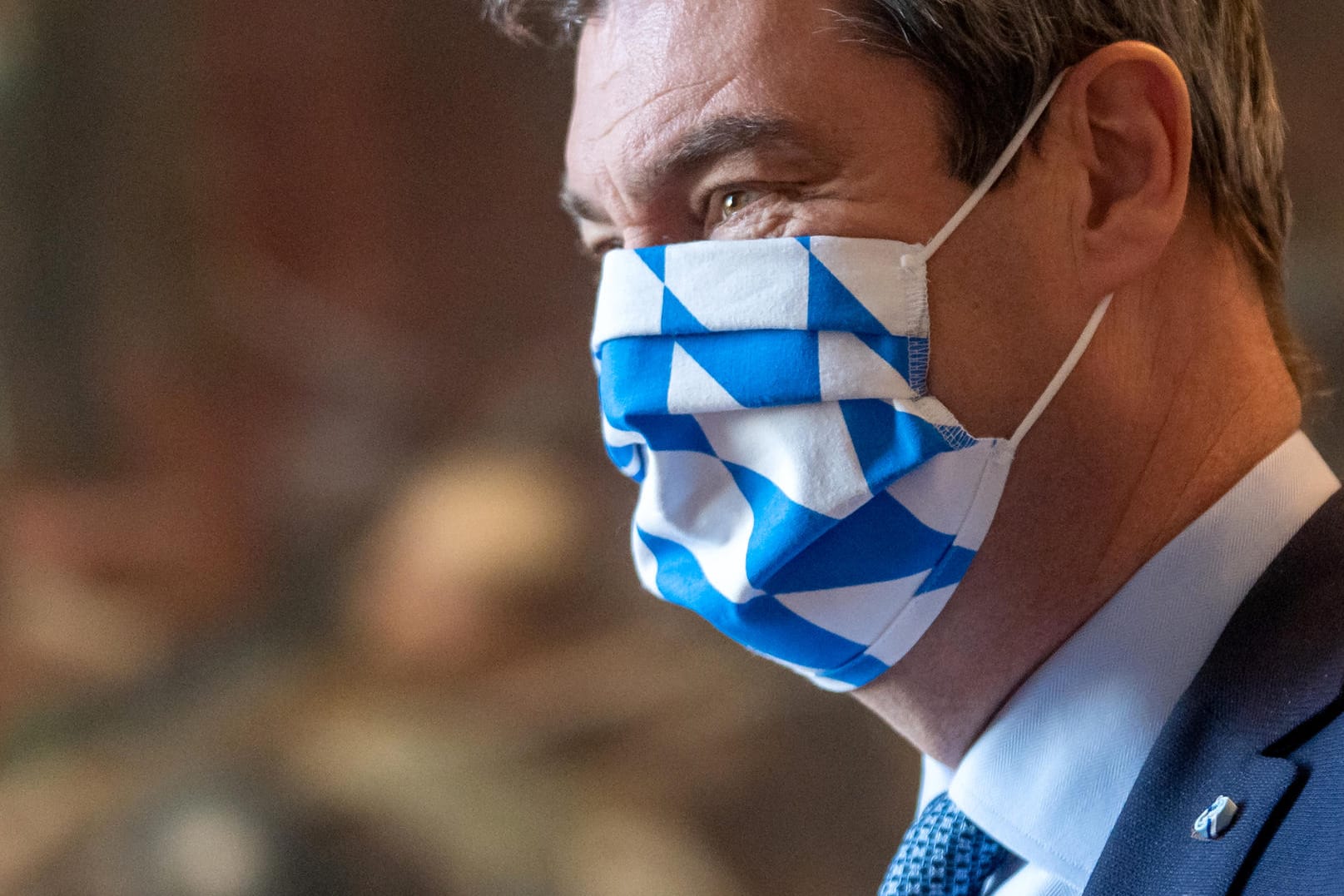 Markus Söder mit einer weiß-blauen Gesichtsmaske: Der Ministerpräsident von Bayern und CSU-Chef ist einer der gefragtesten Politiker des Landes.